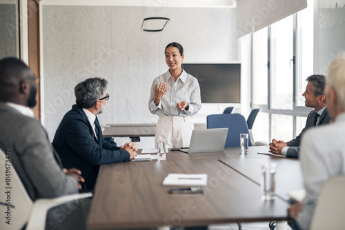 Φωτογραφία Asian businesswoman leading a corporate business meeting presentation