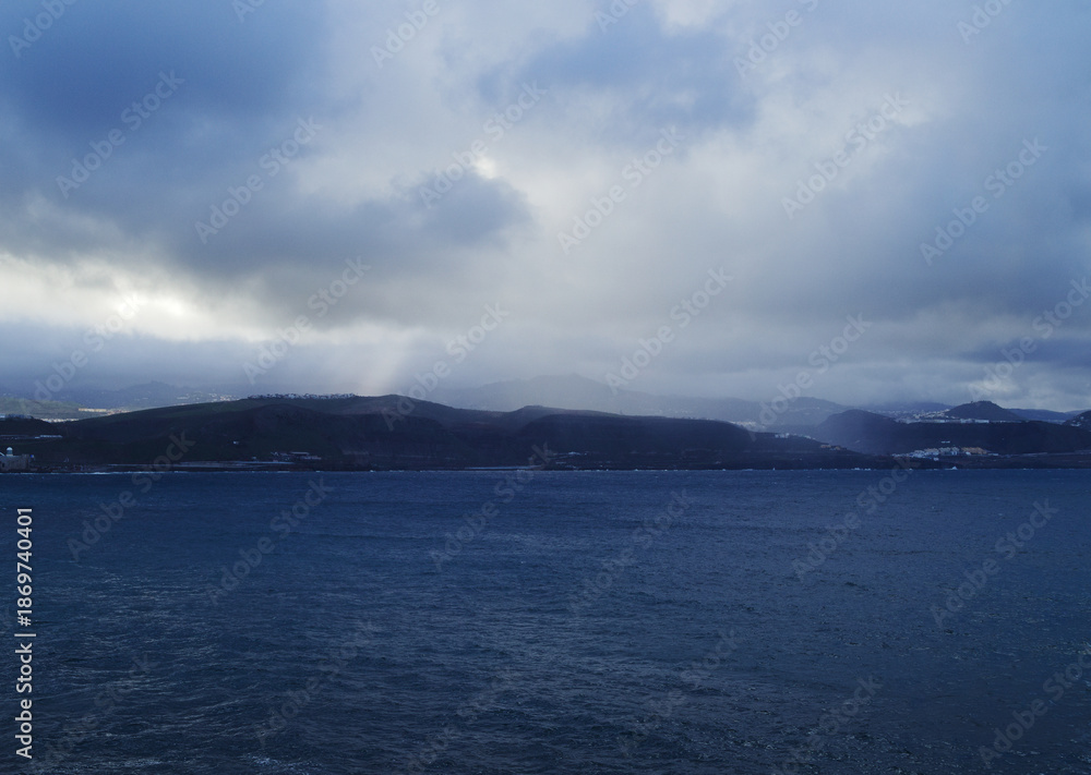 Fototapeta premium Sky over Gran Canaria, cloud cover with gaps, rays of sunshine