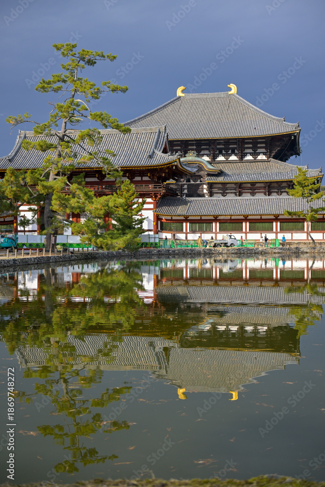 Obraz premium Todai-ji Temple and Sacred Grounds in Nara Japan