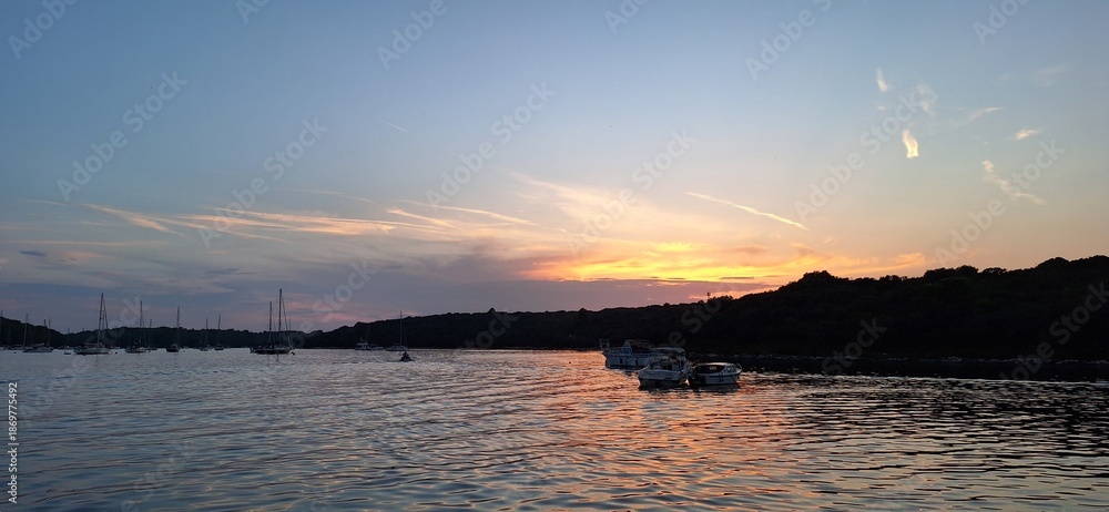Naklejka premium Beautiful natural landscapes, crystal-clear turquoise water, dramatic rocky coastline, and breathtaking panoramic views. The Adriatic Sea shines under the summer sun, with charming coastal scenery.