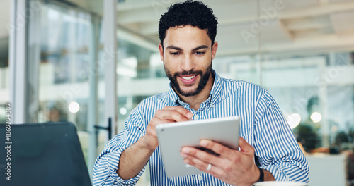 Foto Business, man and reading with tablet in office for research, email editor and proofreading