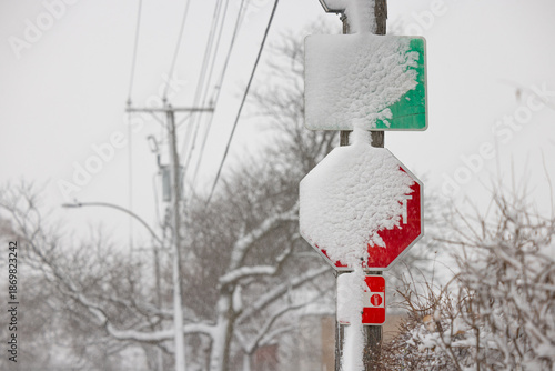 panneau arrêt et indications enneigé, jour, horizontal