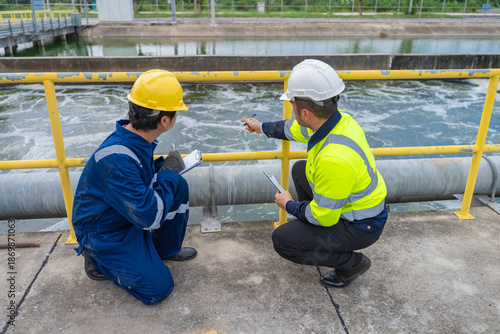 Fotografi Environmental engineers work at wastewater treatment plants,Water supply engineering working at Water recycling plant for reuse,Technicians and engineers discuss work together