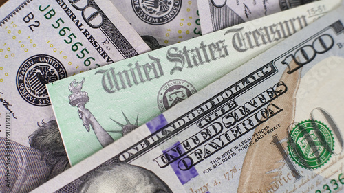Εκτύπωση καμβά Close view of United States currency with United States Treasure check tax refund