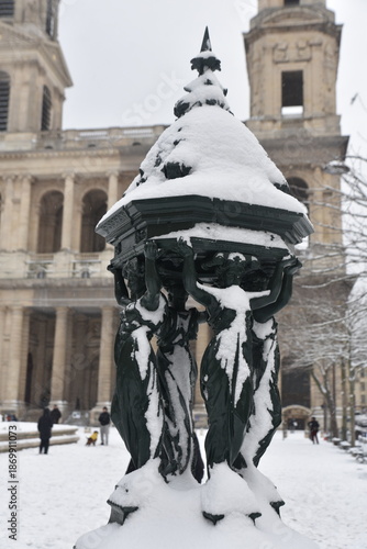 Fontaine de la place Saint-Sulpice enneigée en hiver à Paris