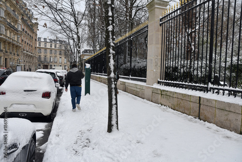 Rue enneigée à Paris en hiver