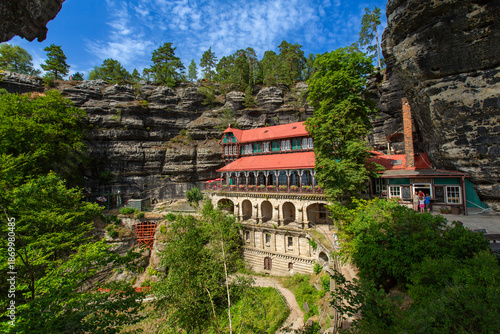 Foto Hrensko, Czech Republic - view of the famous Falcon's Nest at Pravcicka Brana (Pravcicka Gate) in Bohemian Switzerland National Park, the biggest natural arch in Europe at summer