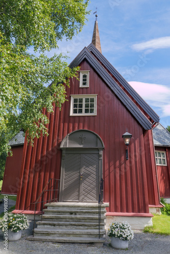 Die Rennebu Kirke ist eine rote Holzkirche und wurde 1669 in Y-Form erbaut. Sie liegt im Ortsteil Voll am Pilgerweg Pilgrimsleden Olavsweg in Trøndelag, Norwegen
