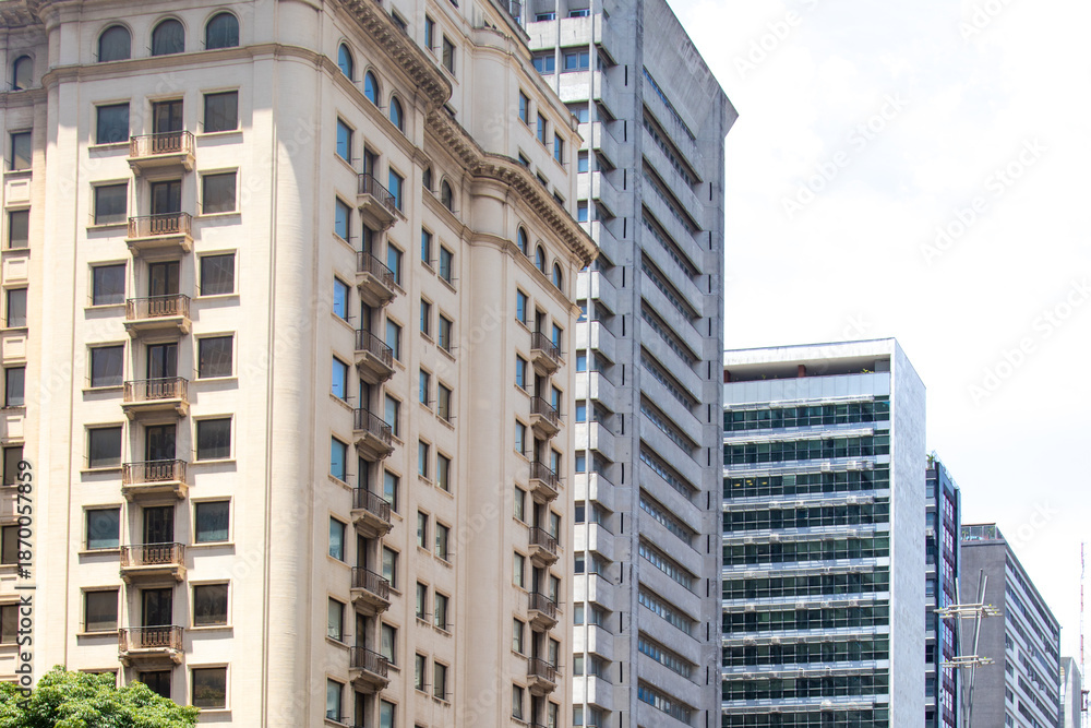 Fototapeta premium Prédios modernos comerciais alinhados em uma avenida. 