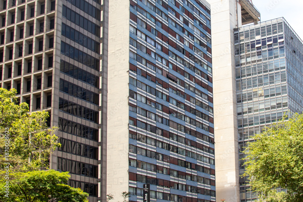 Fototapeta premium Prédios modernos comerciais alinhados em uma avenida. 