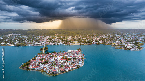 Φωτογραφία Vista aérea de la isla de Flores en Petén, Guatemala
