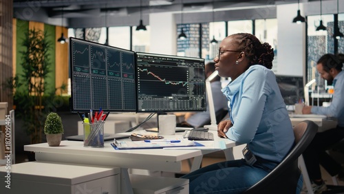 Quadro su tela Portfolio manager in brokerage company office analyzes stock market trends to increase returns