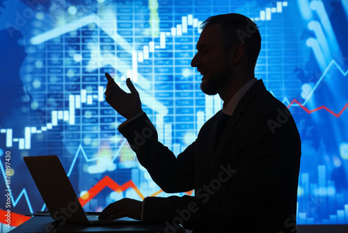 Silhouette of businessman w...