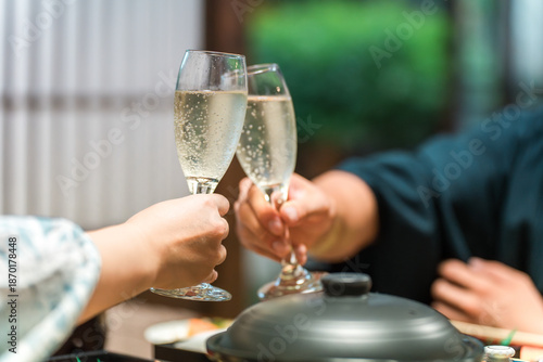 Obraz na plátně Toasting with champagne and sparkling wine at a banquet