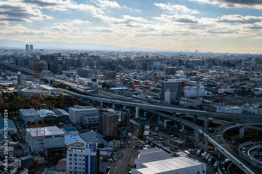 Obraz premium 大阪、橋、城市、山、道路、風光、交通、青空、雲