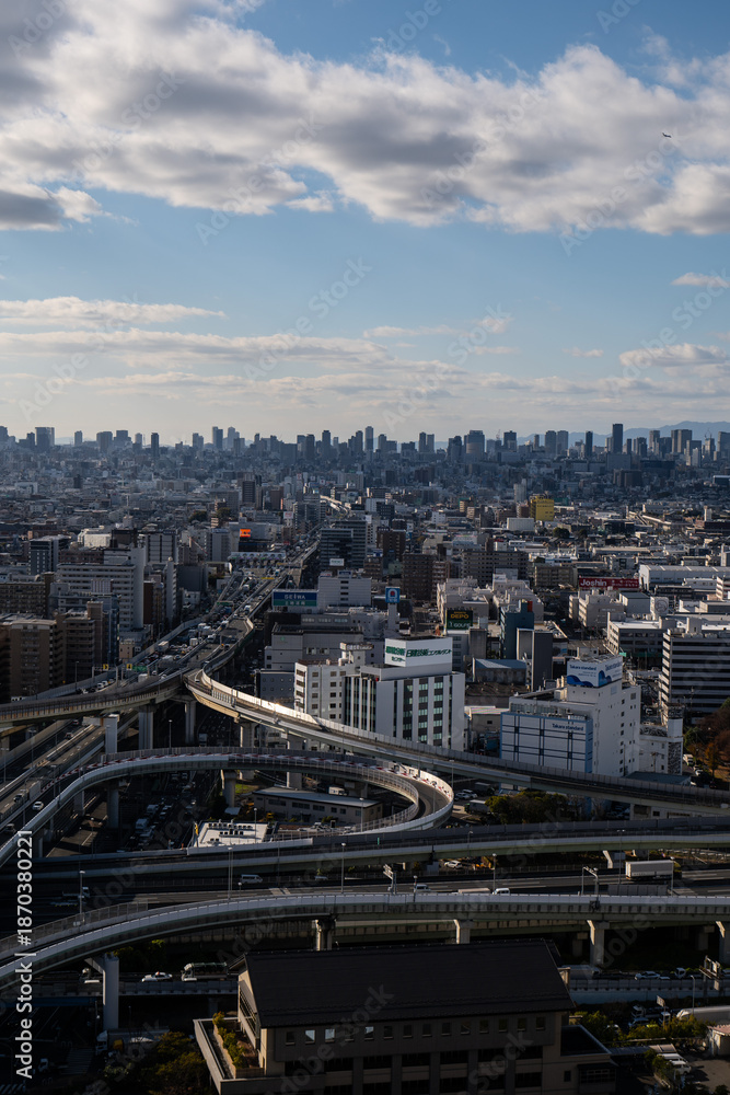 Fototapeta premium 大阪、橋、城市、山、道路、風光、交通、青空、雲