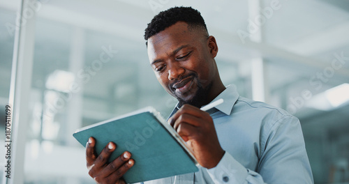 Schilderij op canvas Black man, tablet and smile in office with app, report and bookkeeping as accountant