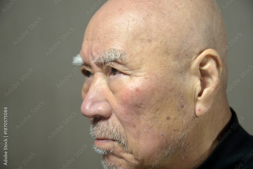 Obraz premium 老人の困り顔のクローズアップ