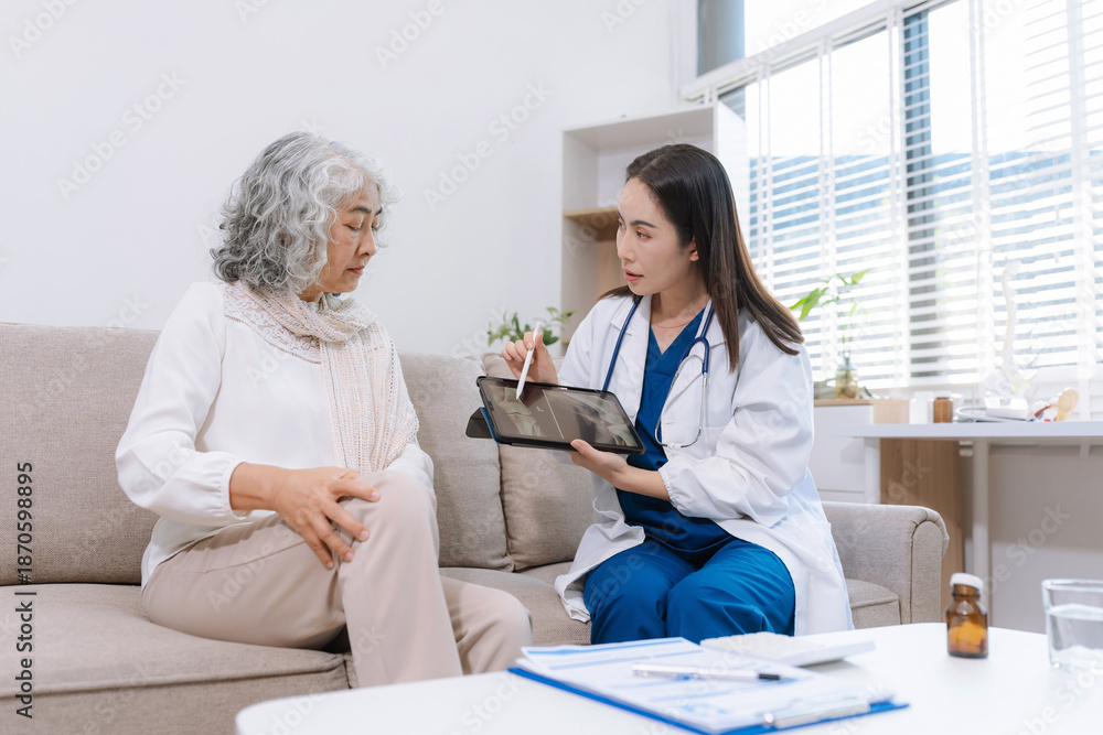 Fototapeta premium Knee model showing the process of osteoarthritis and knee arthroplasty, doctors explaining symptoms and treatment to patients.