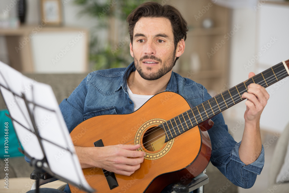 Obraz premium a man playing an acoustic guitar