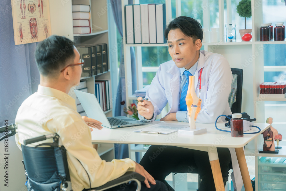 Obraz premium The doctor and patient are discussing a knee model on a table while seated. This illustrates concepts related to healthcare and medicine.