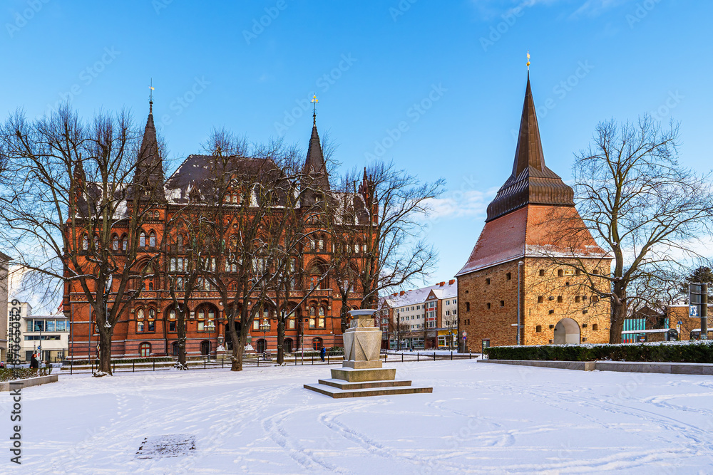 Obraz premium Blick auf das Ständehaus und das Steintor im Winter in der Hansestadt Rostock
