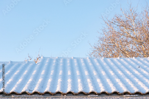 Foto Toiture en tuiles romaines, recouverte de neige, format paysage