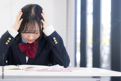 Foto 受験勉強や学習が難しい…悩む女子高生　頭を抱える　テスト全然わからない…