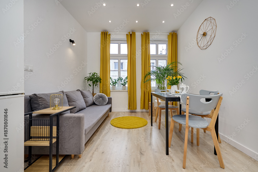 custom made wallpaper toronto digitalSalon w nowoczesnym apartamencie z szarą sofą i musztardowymi zasłonami