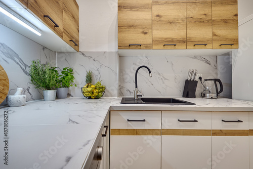 Wallpaper Mural Kuchnia w nowoczesnym apartamencie – widok z poziomu blatu kuchennego na kran Torontodigital.ca