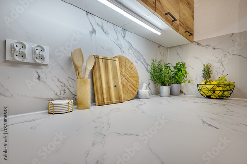 Wallpaper Mural Kuchnia w nowoczesnym apartamencie – widok z poziomu blatu kuchennego na kran Torontodigital.ca