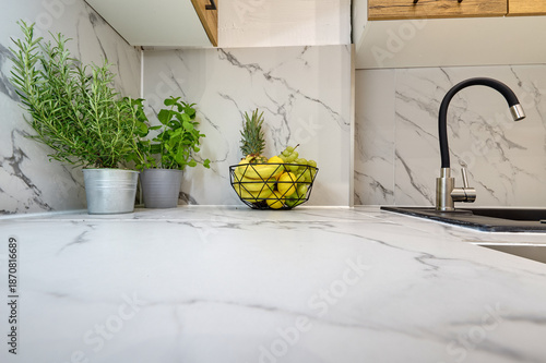 Wallpaper Mural Kuchnia w nowoczesnym apartamencie – widok z poziomu blatu kuchennego na kran Torontodigital.ca