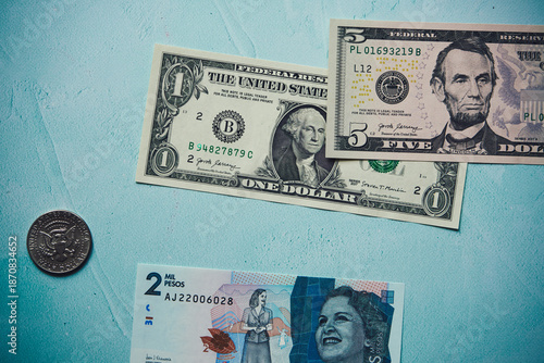 Fotografia billetes, dólar estadounidense, peso colombiano