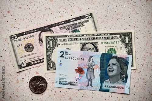 Fotografia billetes, dólar estadounidense, peso colombiano