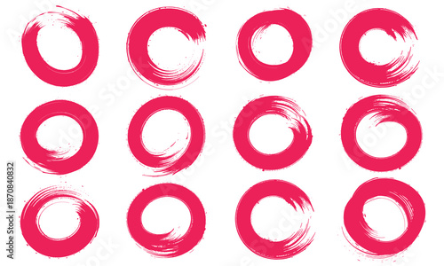 Set of grunge circles. Grunge round shapes. Grunge-style design elements.