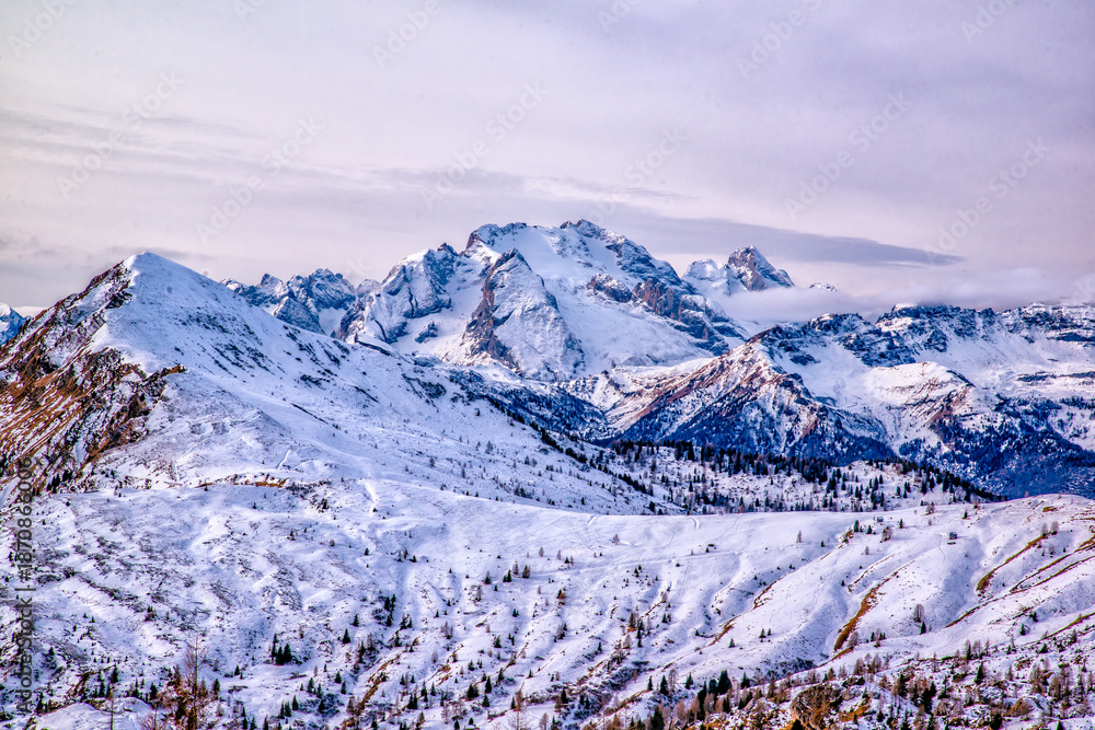Fototapeta premium dolomiti panorama invernale, innevato, marmolada