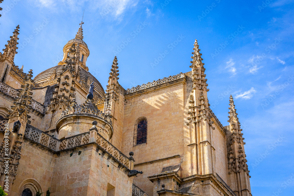 Fototapeta premium Segovia Cathedral, Gothic-style Roman Catholic cathedral on Plaza Mayor, Segovia, Spain. Medieval brick building with richly decorative spires.