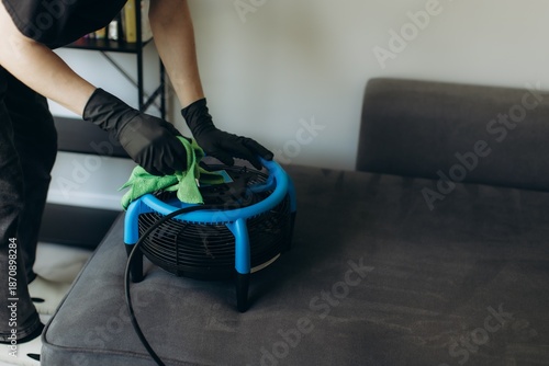 Obraz na płótnie Professional technician drying sofa upholstery after cleaning