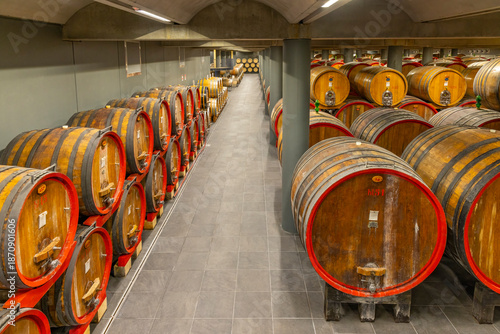 Foto Wine barrels aging in a traditional Piedmont cellar
