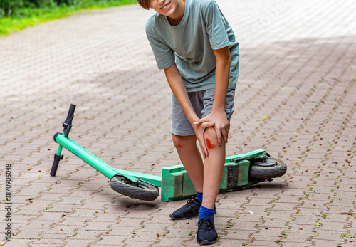 Obraz na plátne Boy worried about leg injury