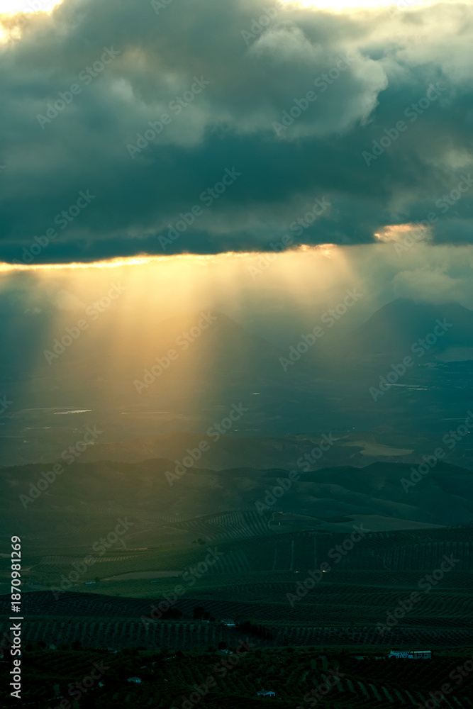 Fototapeta premium Tarde tormentosa sobre el parque natural de Cazorla, Segura y Las Villas.