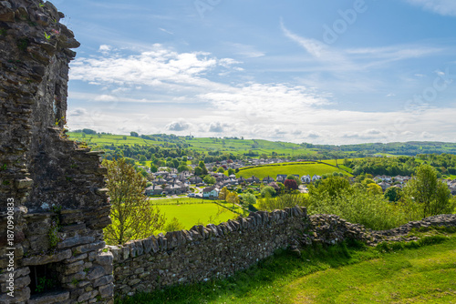 Fotografie Vue panoramique sur la ville de Kendal au cœur du Lake District, collines verdoy