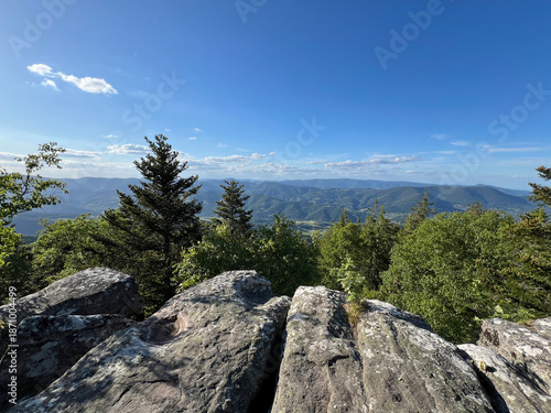 Panorama sur les montagnes des Vosges depuis le Rocher des Reptiles, dans le massif du Taennchel (Vosges, France)