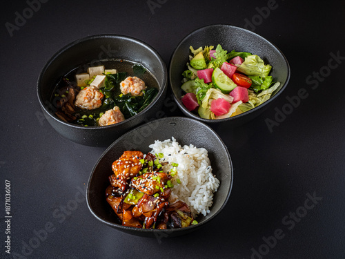 Fotografie Delight in a feast featuring savory dishes, fresh ingredients, and artful presen