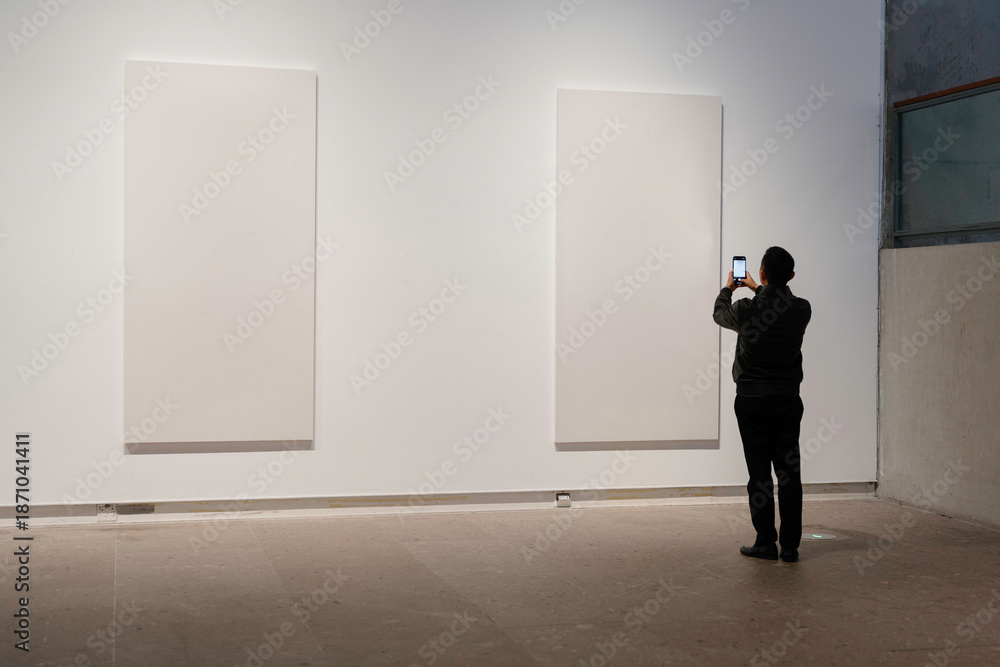 Fototapeta premium blank frame in gallery