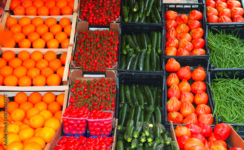 Tableau sur toile crates of fruit for sale at the produce stall featuring red tomatoes green zucch