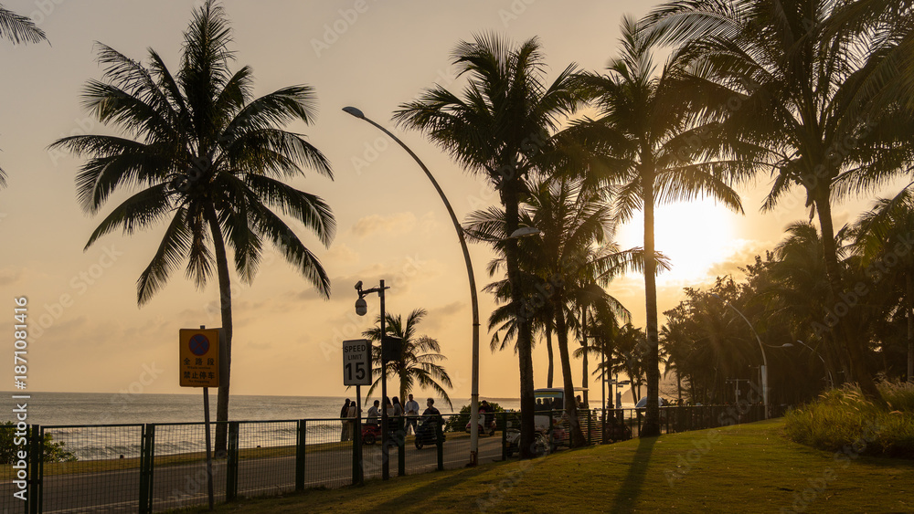 Obraz premium Sunset by the Sea Beneath a Lighthouse 