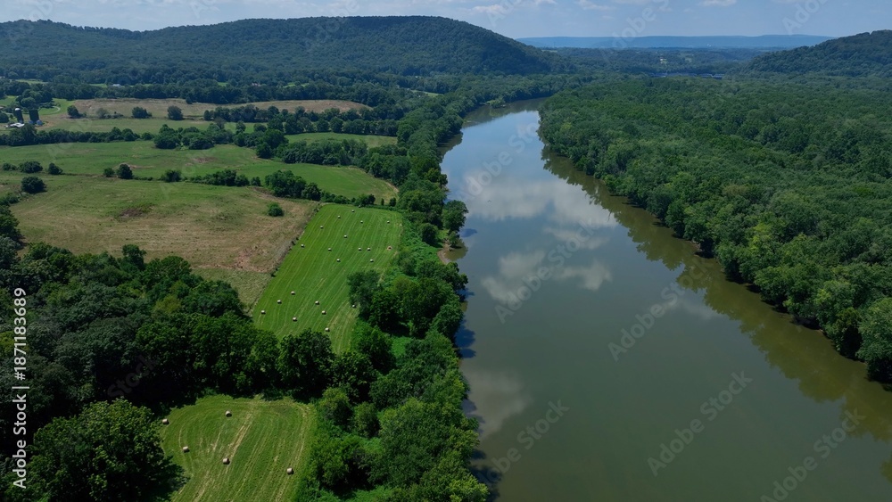 Εκτύπωση καμβά Peaceful green fields and farmland beside Potomac River in Virginia with mountai