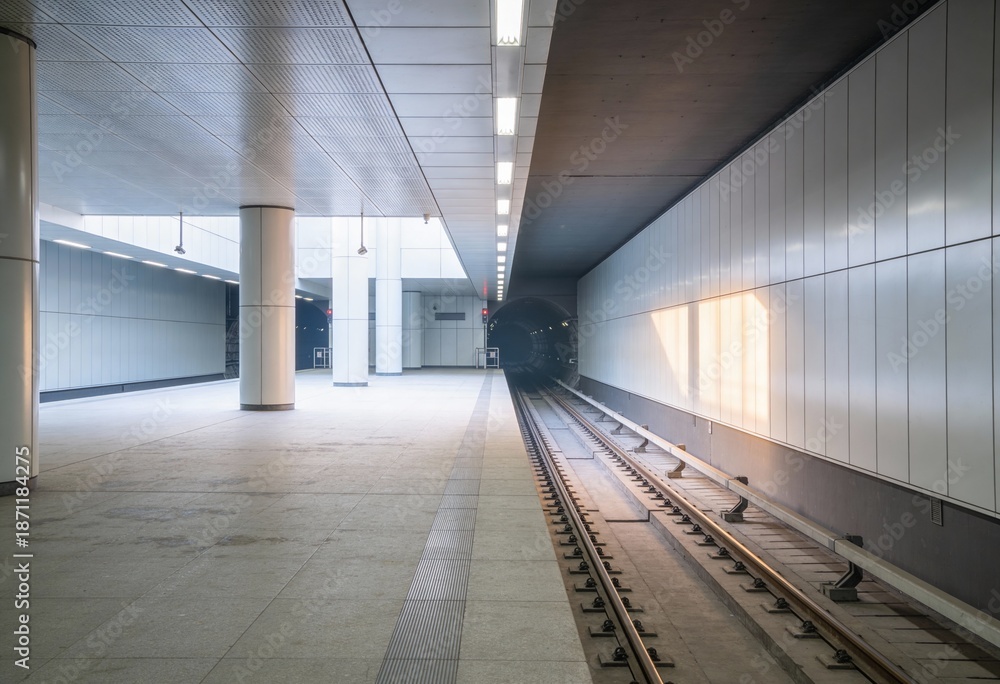 Obraz premium Empty underground train station platform