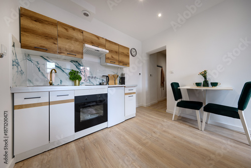 Wallpaper Mural Kuchnia w apartamencie w jasnych kolorach , biel, brązowe fronty szafek Torontodigital.ca